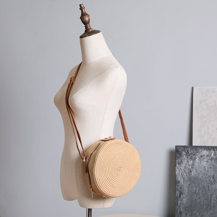 Round shoulder bag made of natural material with stylish accents Bowlift