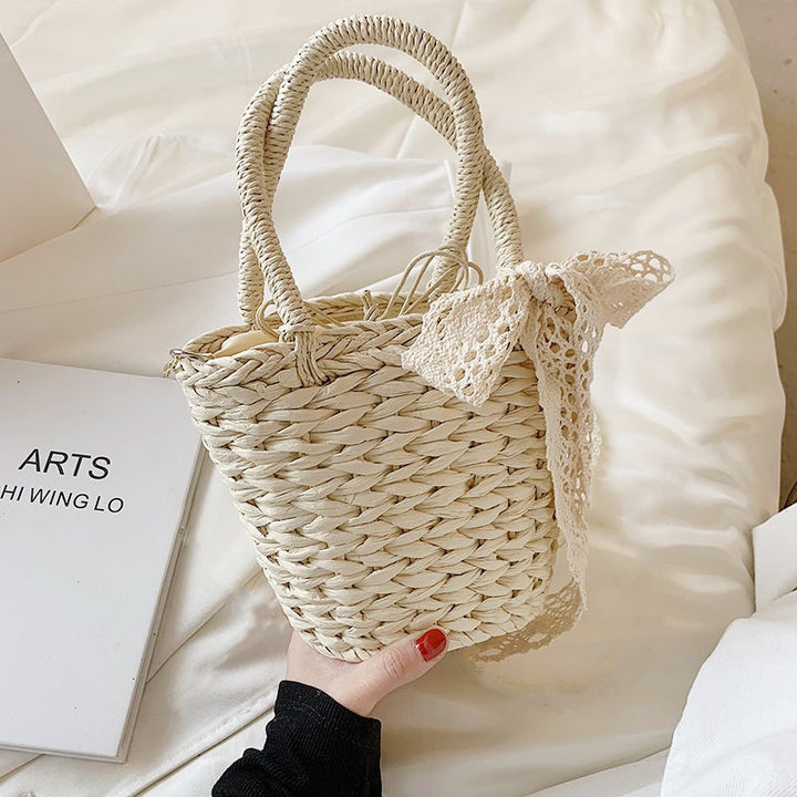 Trendy basket bag with lace application Bowlift