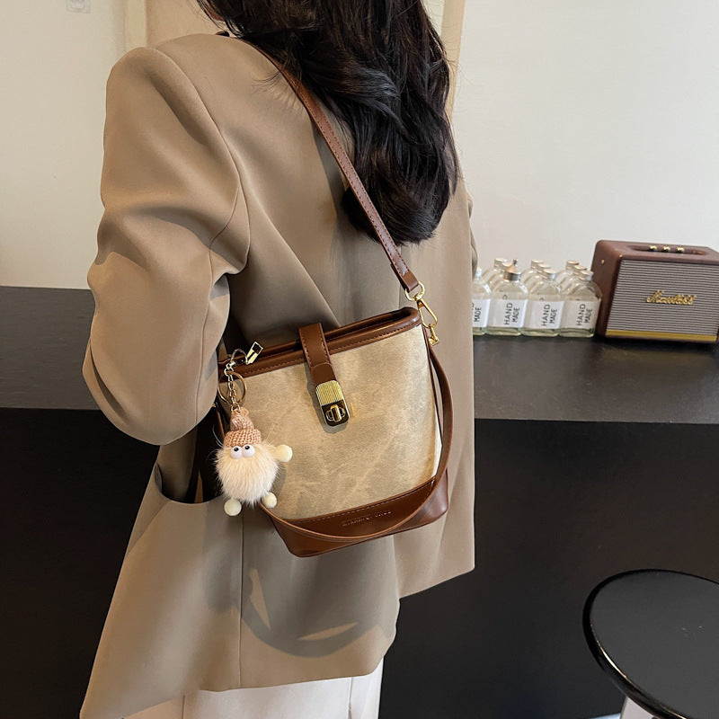 Chic Structural Handbag Bowlift