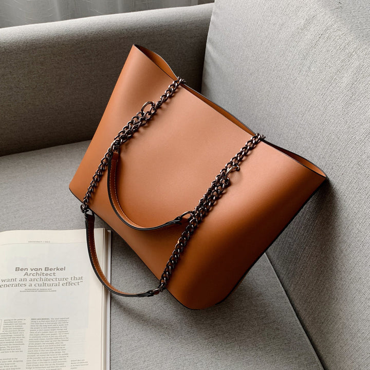 Elegant shoulder bag in minimalist design Bowlift