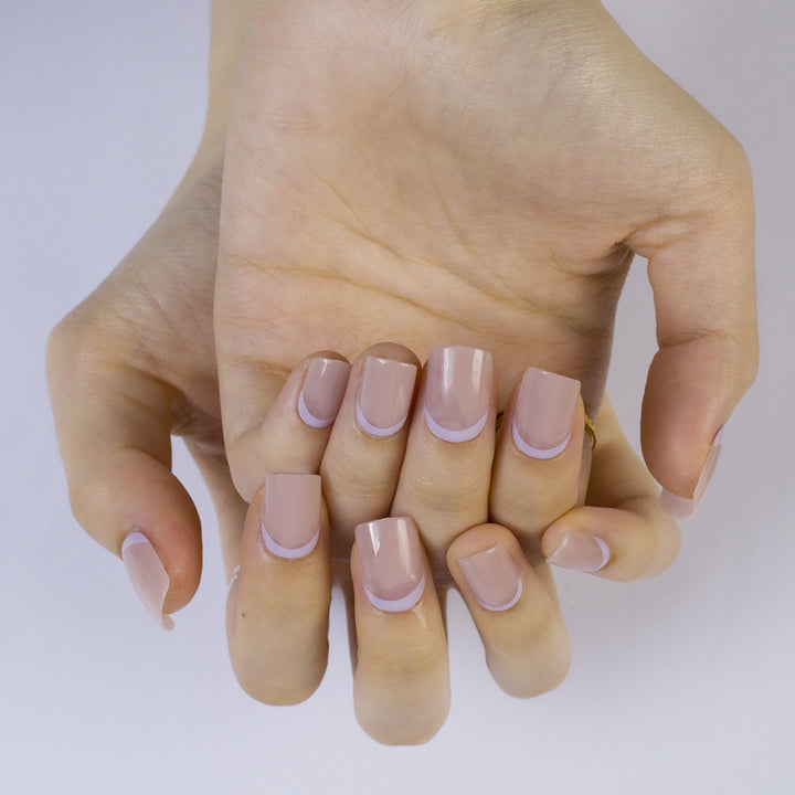 Artificial nails with high-gloss finish and elegant contours Bowlift