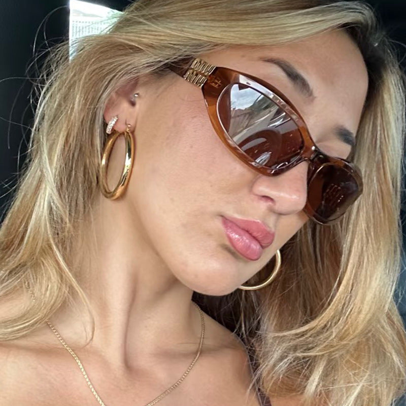 Women’s fashionable sunglasses in a curved design with luxurious details Bowlift