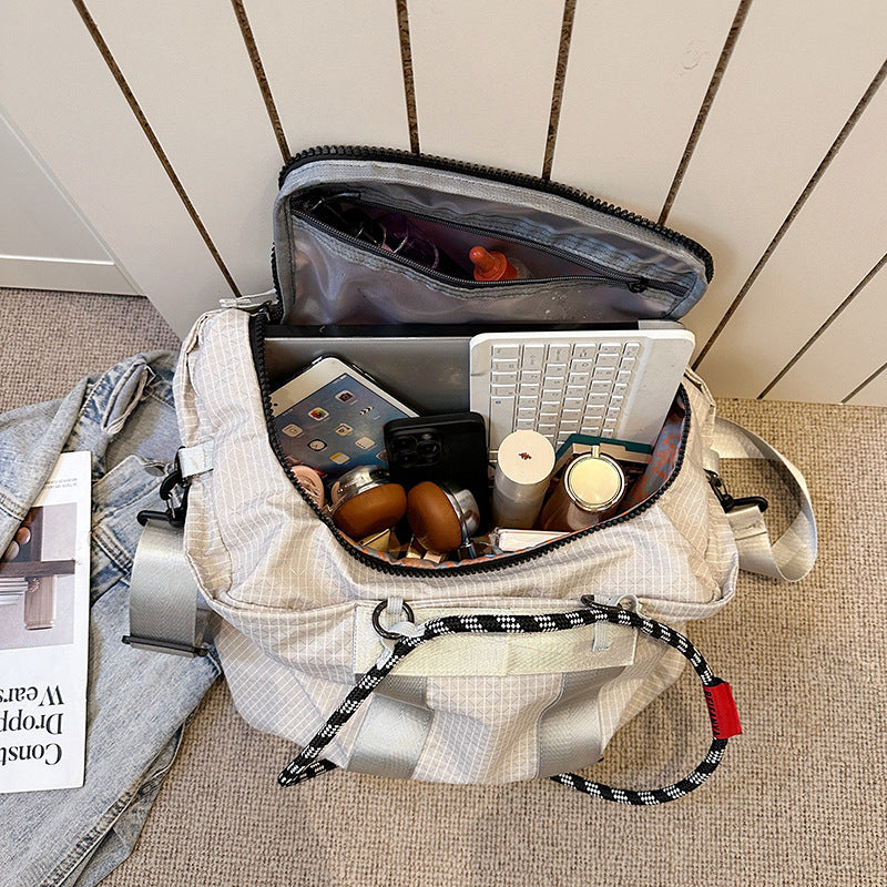 Stylish sports bag with adjustable shoulder strap Bowlift