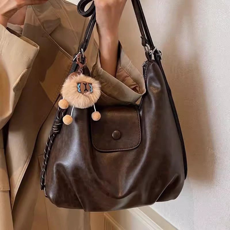 Modern shoulder bag with practical flap closure Bowlift