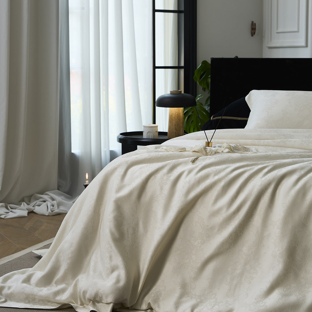 Luxurious satin jacquard bedding set with fine piping