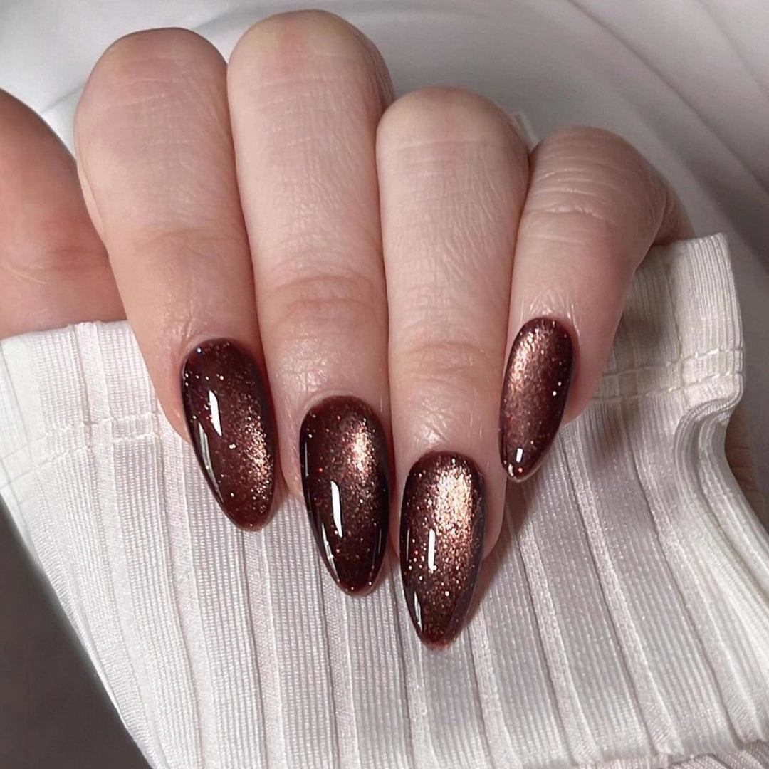 Artificial nails in elegant glitter design Bowlift