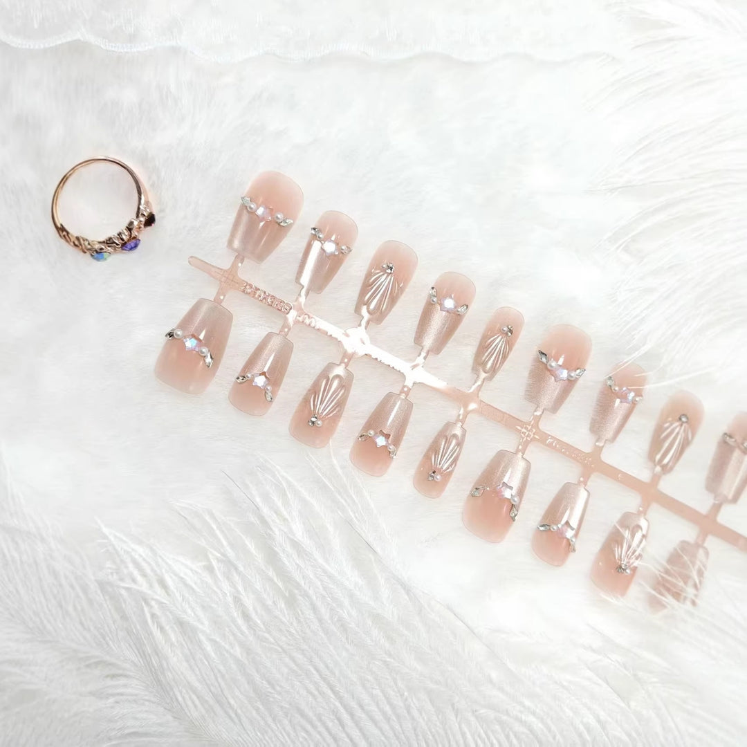 Artificial nails with elegant rhinestone design Bowlift