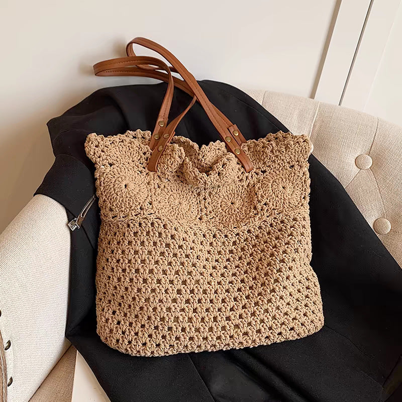 Crocheted tote bag with natural accents Bowlift