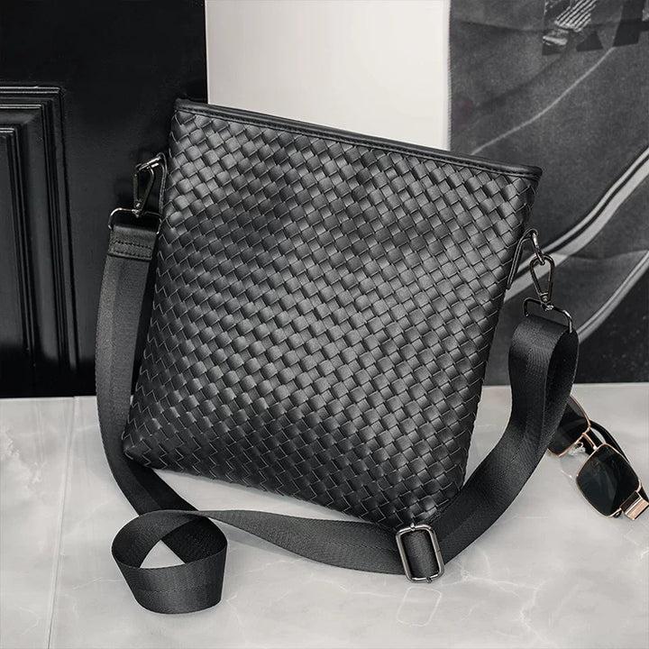 Trendy Crossbody Bag Made of Woven Material Bowlift