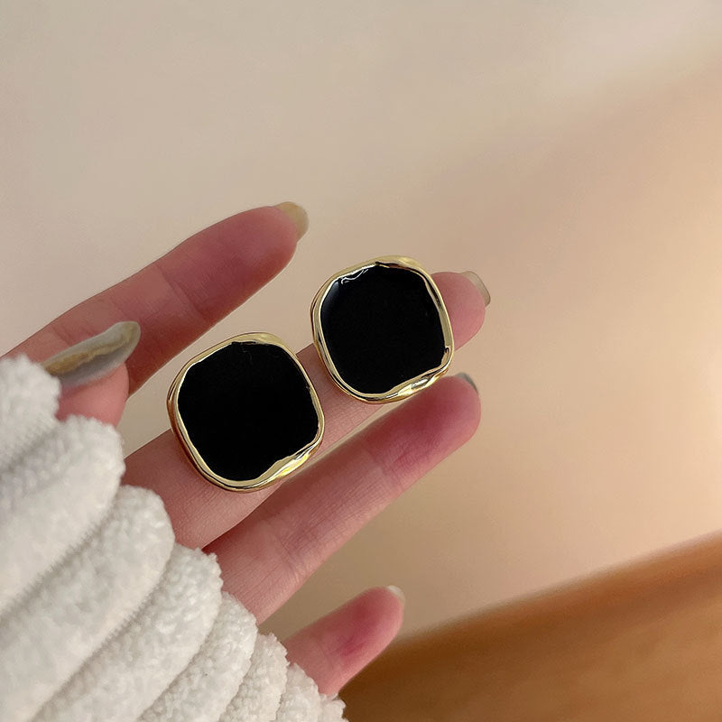 Stylish stud earrings Bowlift
