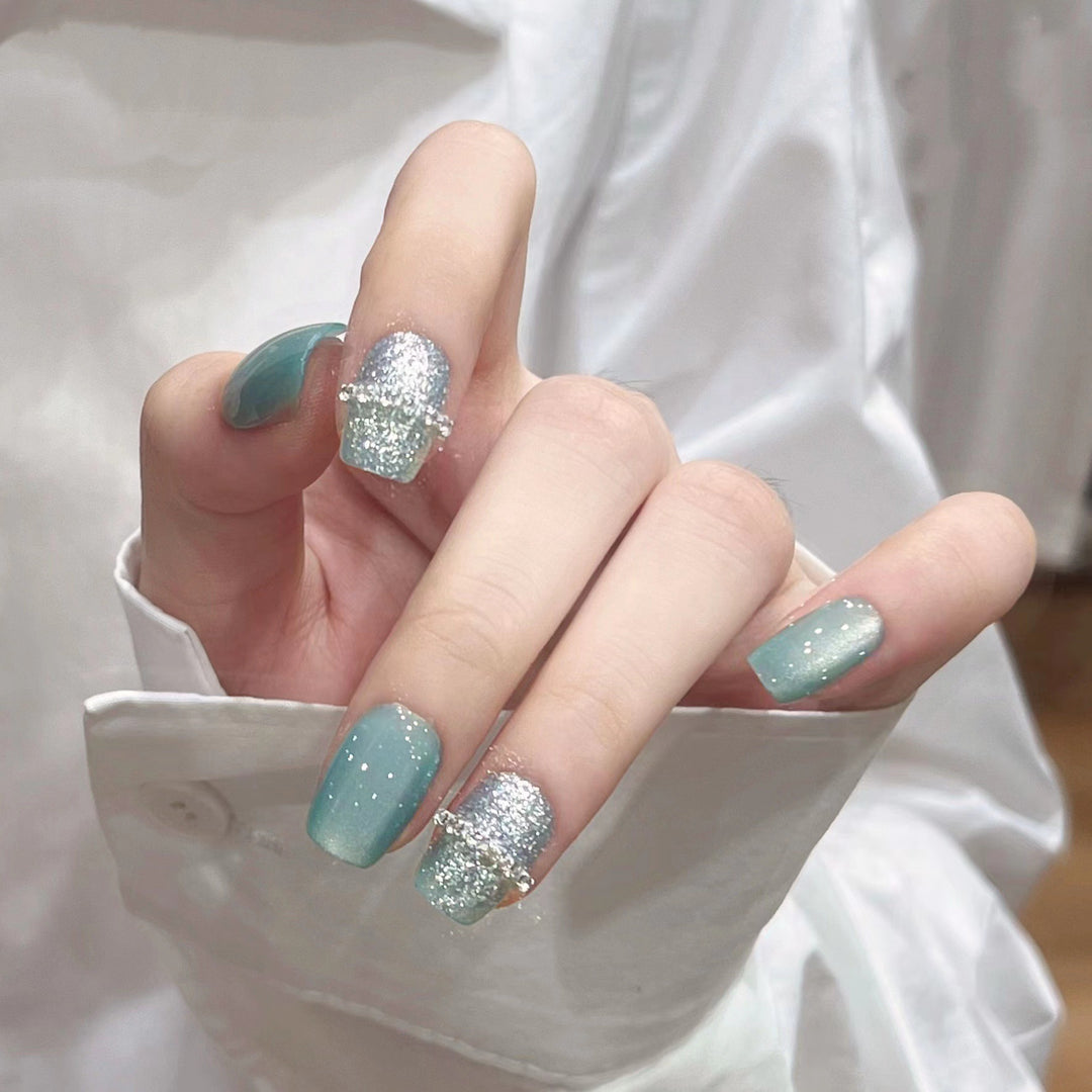Shimmering Decorative Press-On Nail Set Bowlift