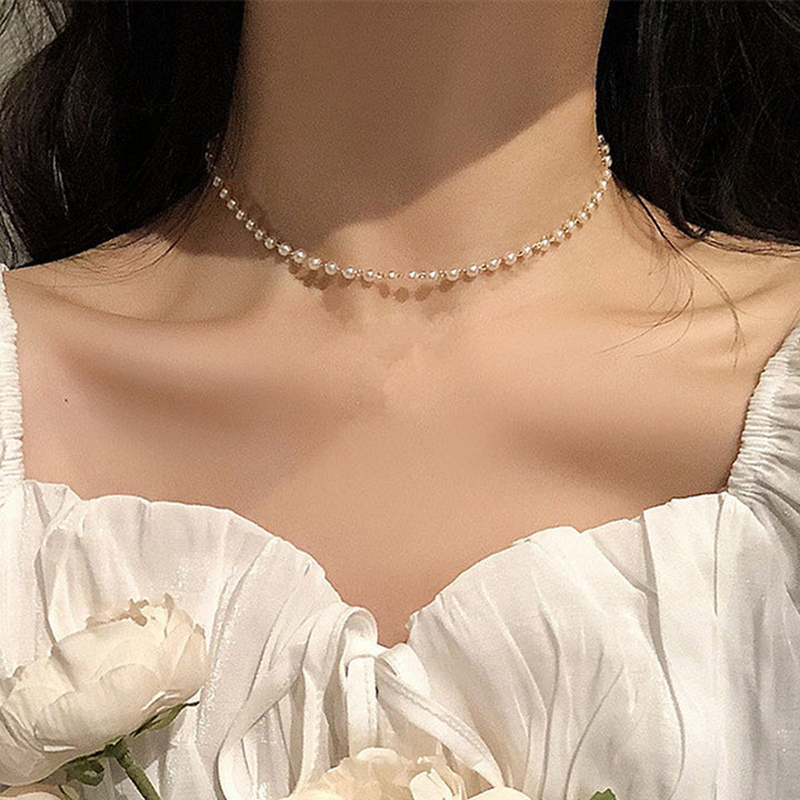 Delicate Pearl Necklace with Fine Gold Stand Bowlift