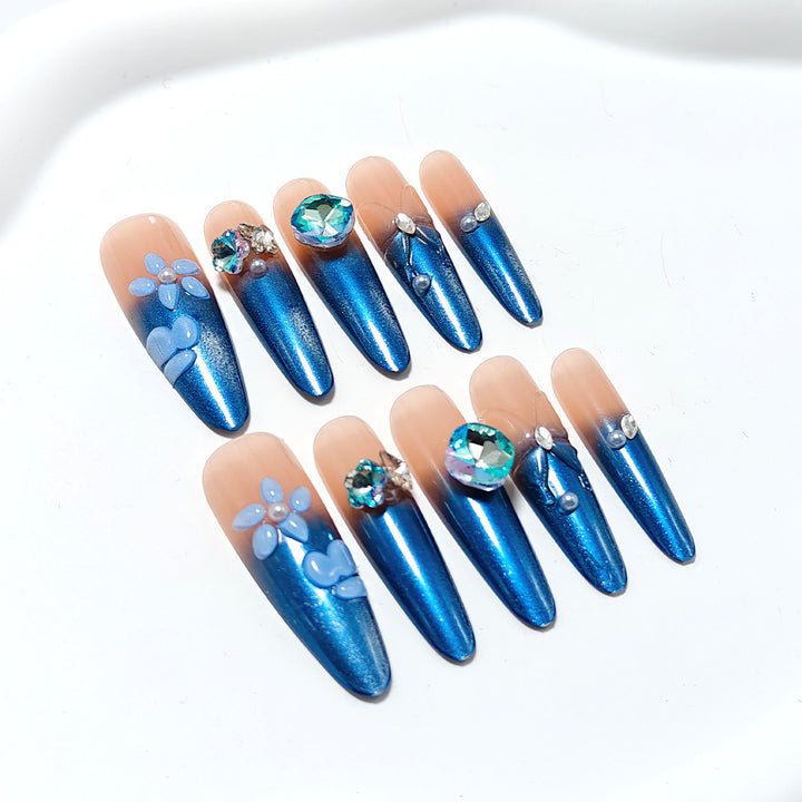 Artificial nails with an elegant glitter and flower design Bowlift