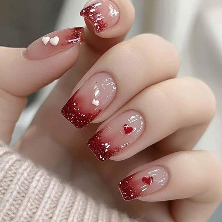 Artificial nails with romantic heart design and fine accents Bowlift
