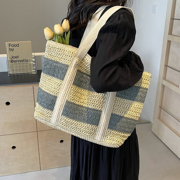 Spacious Handbag Made of Woven Natural Material Bowlift