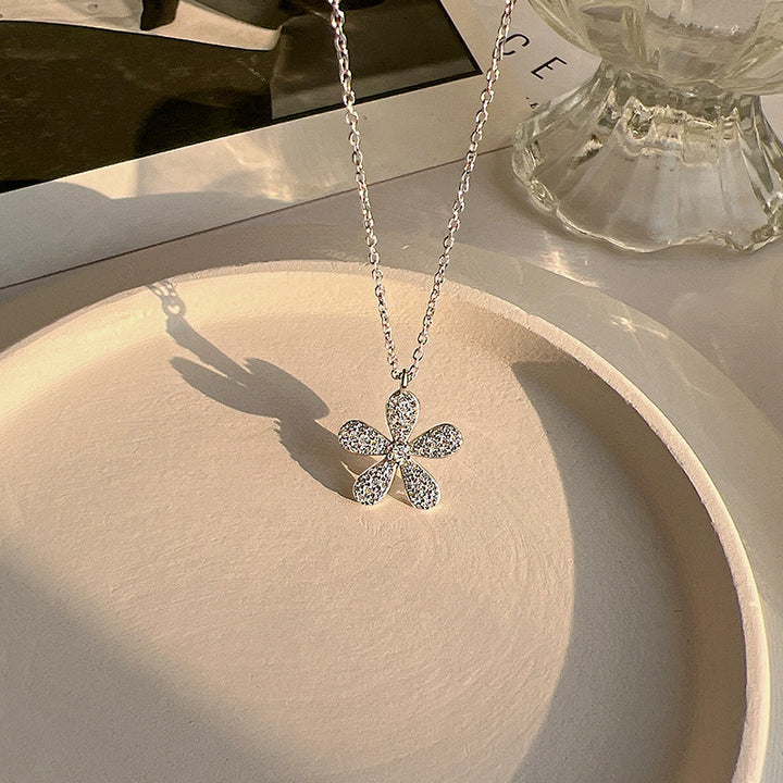 Floral Shaped Pendant Necklace Bowlift