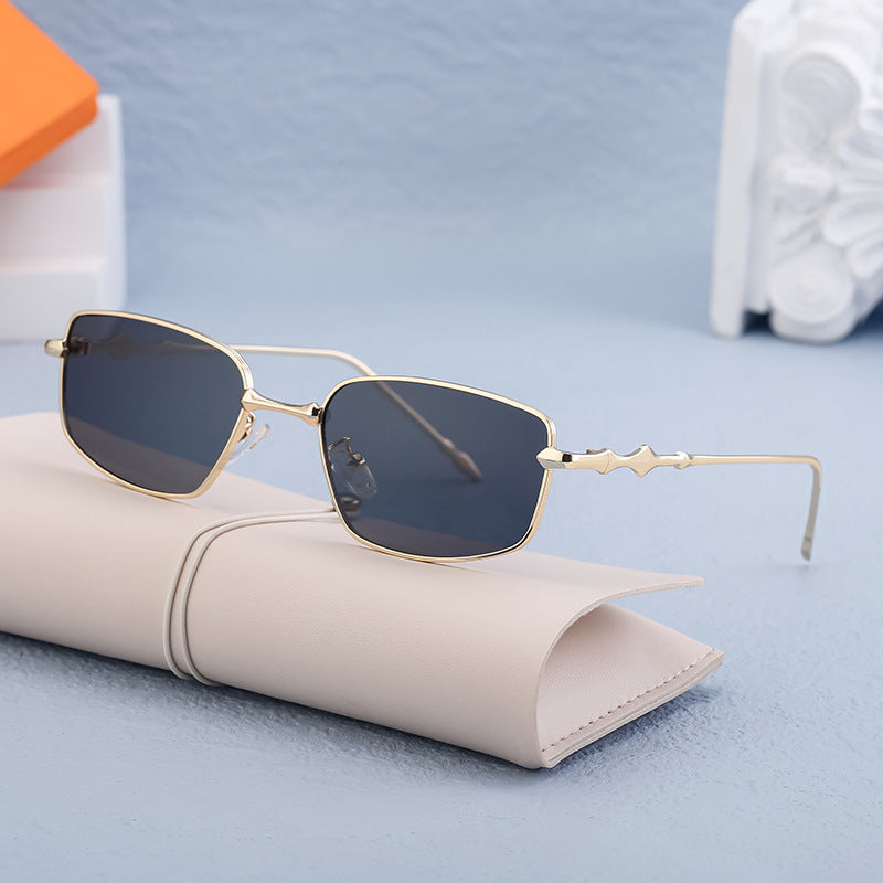 Women's fashionable glasses in innovative asymmetric design Bowlift