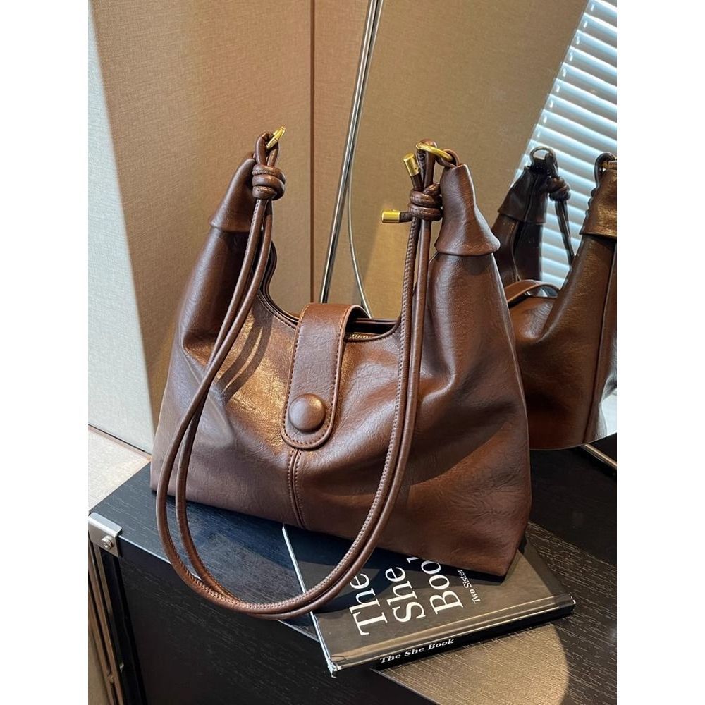 Classic Leather Hobo Bag Bowlift