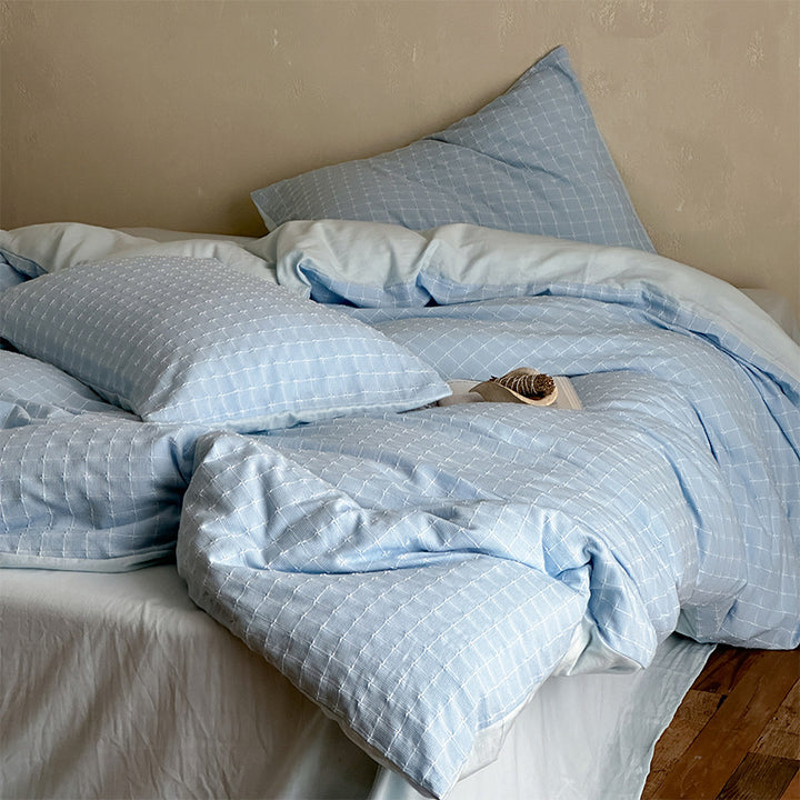 Bedding set made of cotton percale with fine check pattern and quilted comforter
