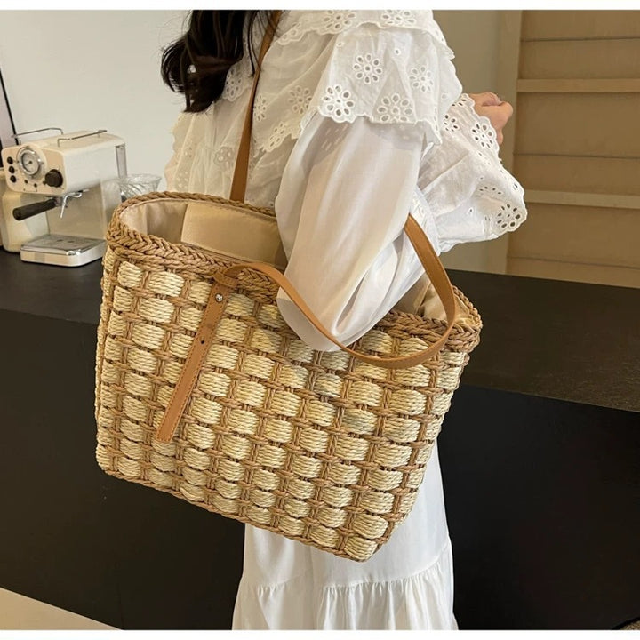 Spacious handbag with woven design Bowlift