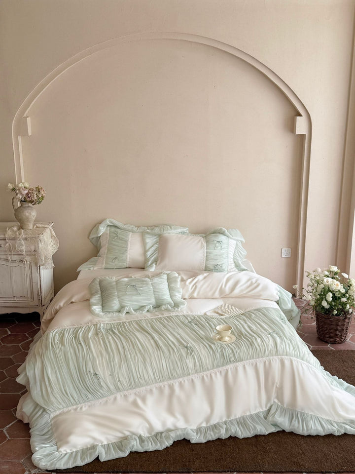 Luxurious Ruffled Bedding Set with Pleating and Pearl Detail Bowlift