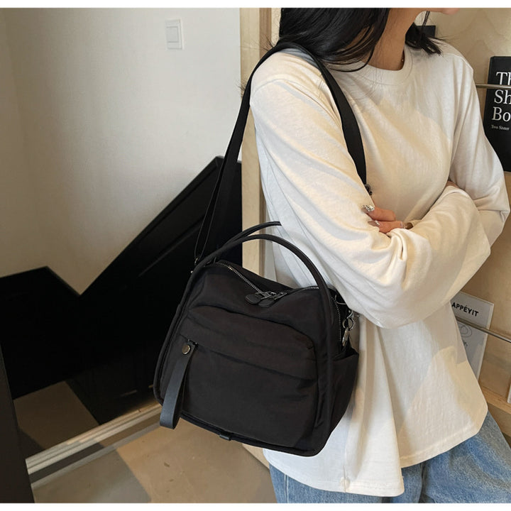Fashionable shoulder bag with innovative structure and detachable carrying strap Bowlift