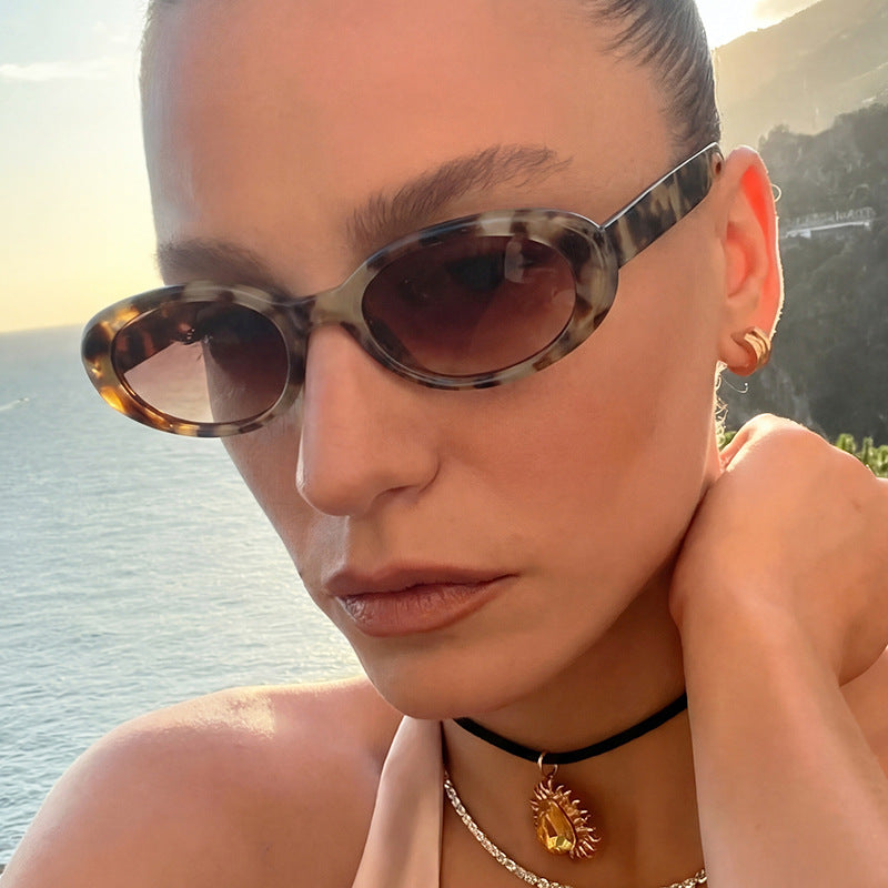Women's oval sunglasses with transparent effect and UV protection Bowlift