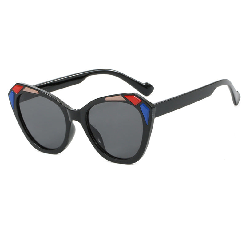Ladies Cat Eye Sunglasses with Fashionable Details Bowlift