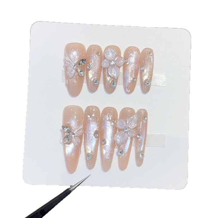 Art nails with floral motifs Bowlift