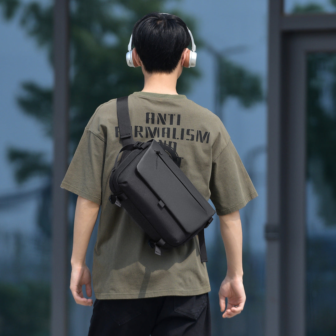 Messenger bag with versatile compartments and water-repellent material Bowlift