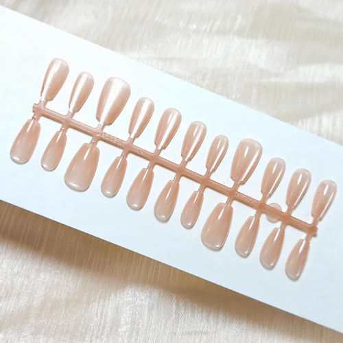 Artificial nails in the elegant nail art set Bowlift
