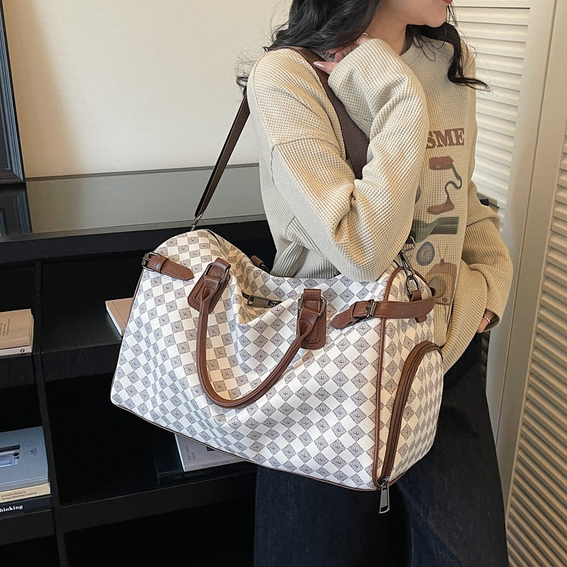 Sporty travel bag with multiple compartments and reinforced carrying handles Bowlift