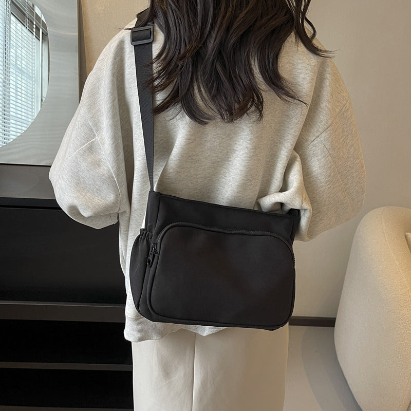 Practical shoulder bag with versatile storage compartments Bowlift