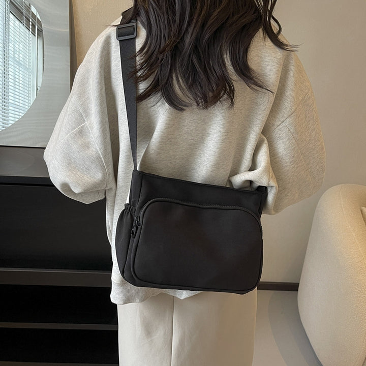 Practical shoulder bag with versatile storage compartments Bowlift