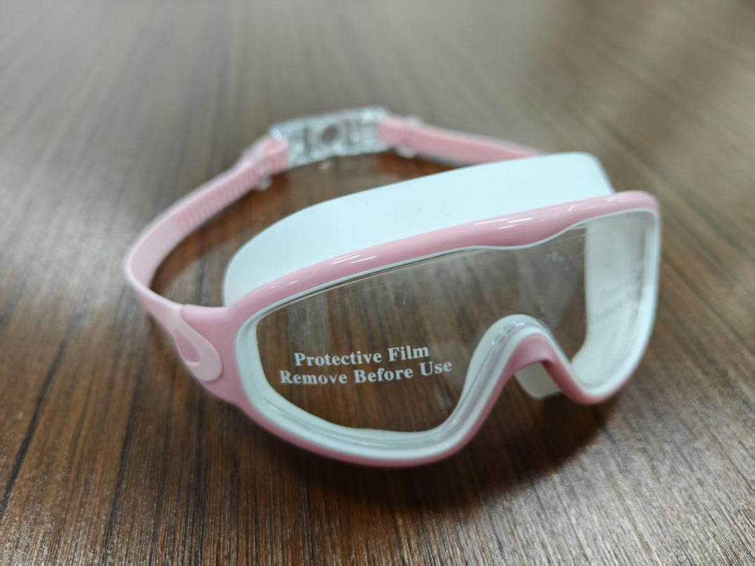 Swimming mask with adjustable comfort and clear field of vision Bowlift