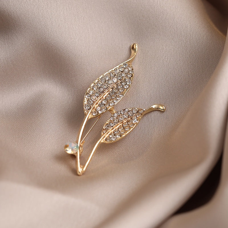 Elegant brooch with leaf shape and crystals Bowlift