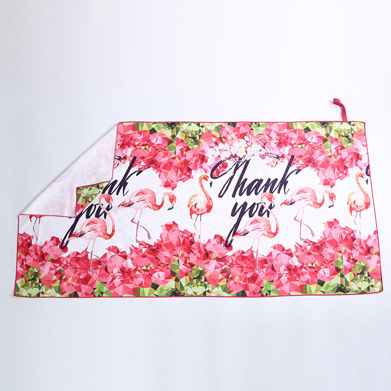 Beach towel with vibrant flamingo motifs and quick-drying material Bowlift