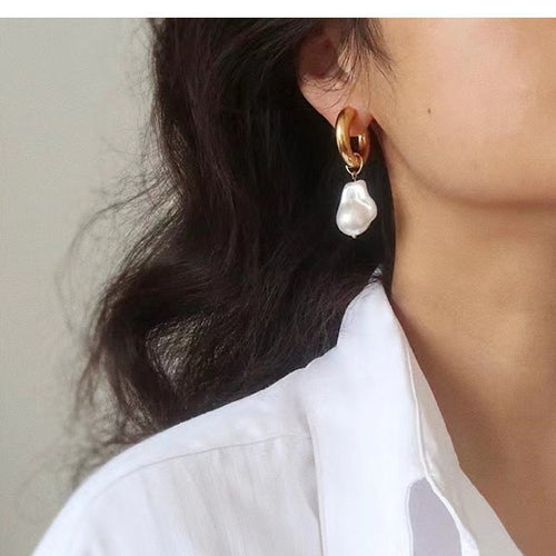 Fashionable earrings with double pearls Bowlift