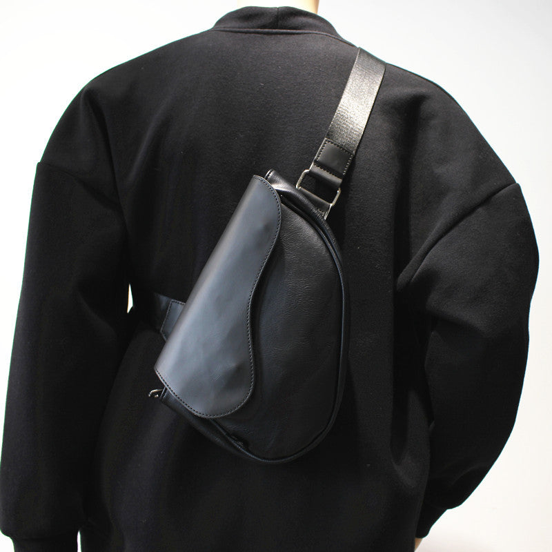 Elegant shoulder bag with innovative closure Bowlift
