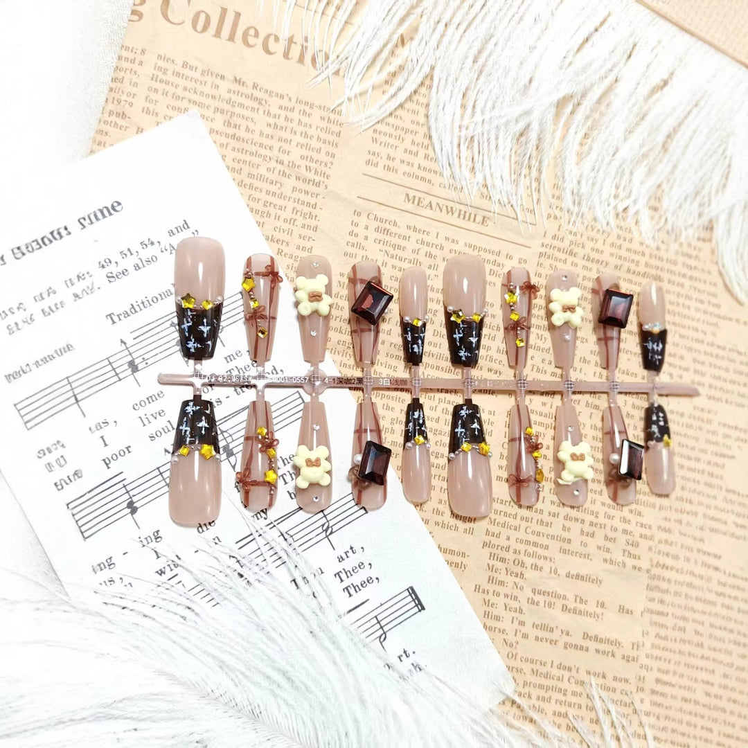 Artificial nails with playful animal designs and glitter effects Bowlift