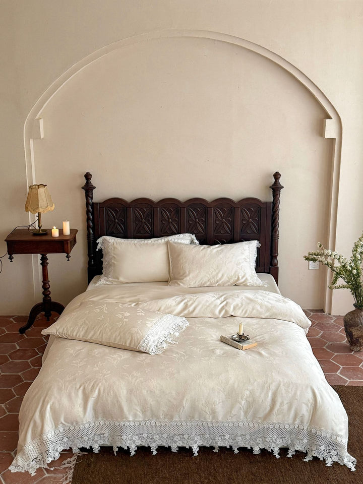 Finely woven cotton satin bedding set with lace border and fill-friendly hotel closure Bowlift