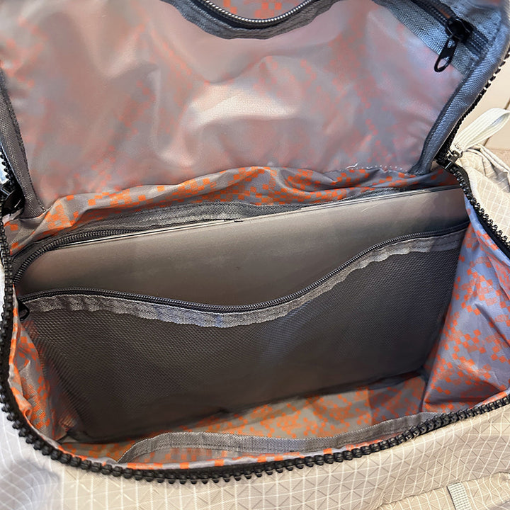 Stylish sports bag with adjustable shoulder strap Bowlift
