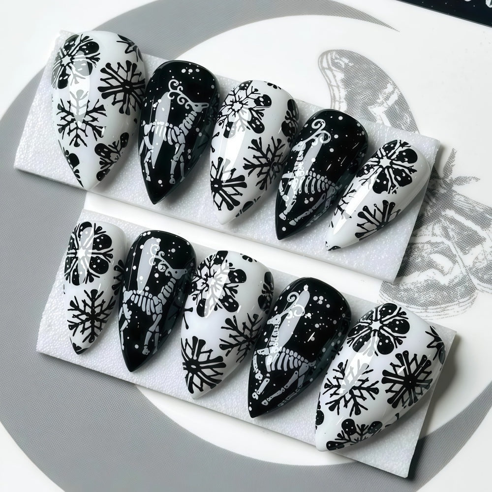 Artificial nails in a unique winter design with snow and reindeer motifs Bowlift