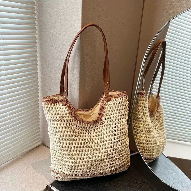Handcrafted beach bag with fine mesh structures Bowlift