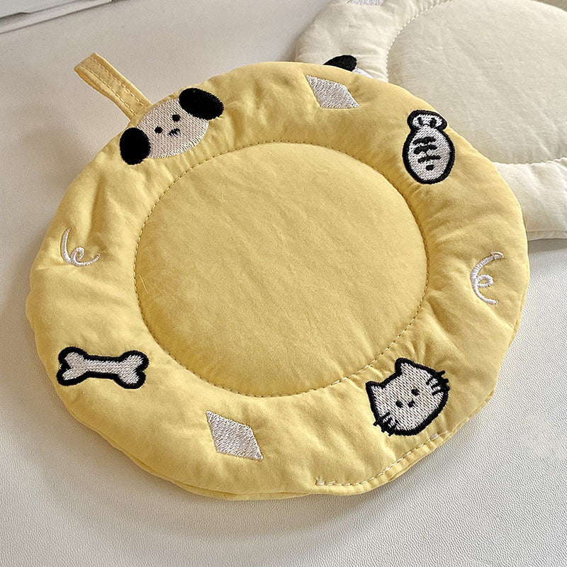 Cozy animal cushion with playful design Bowlift