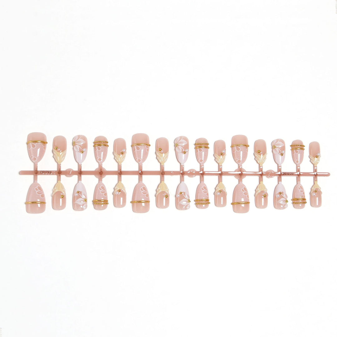 Artificial nail set with enchanting floral details and luxurious gold accents Bowlift