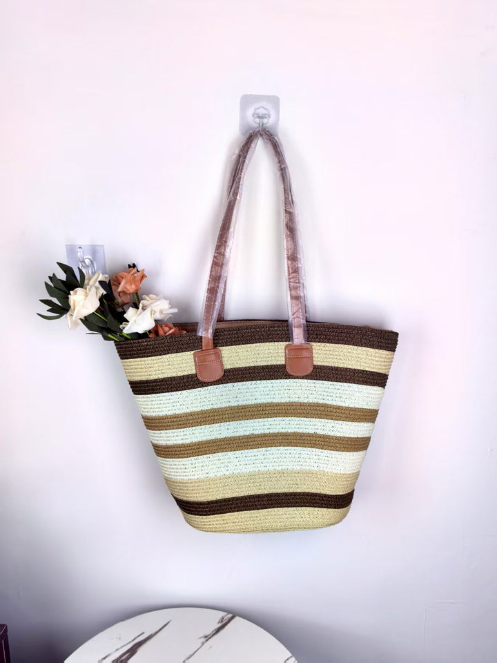 Summery beach bag and sun hat Bowlift