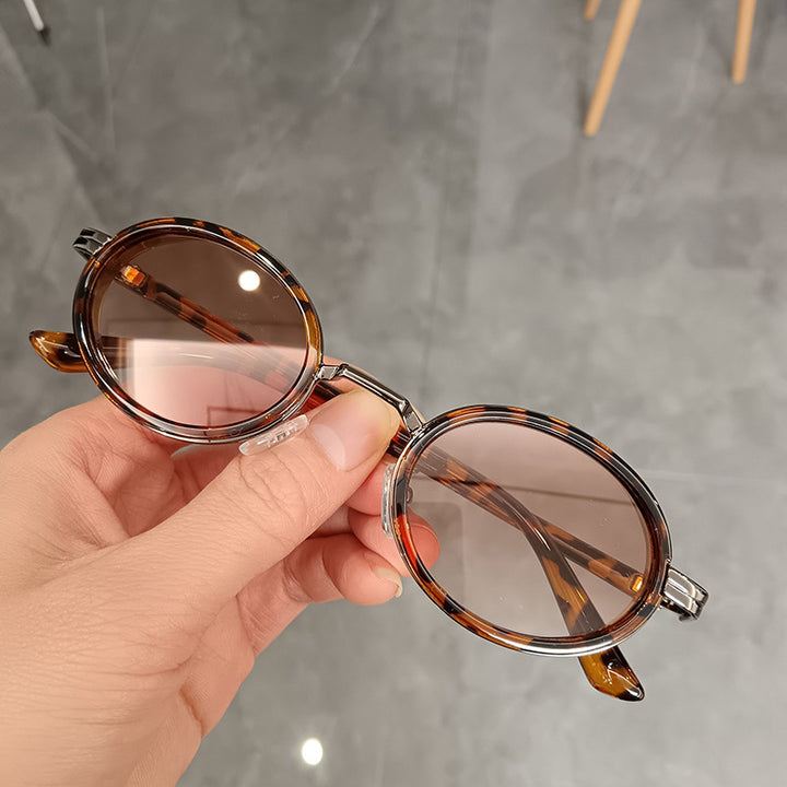 Women's round sunglasses with lightweight lenses and gold accents Bowlift