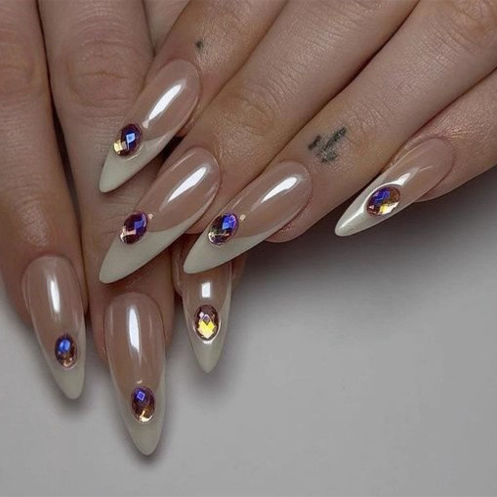 Artificial nails in a playful flower design with glittering accents Bowlift