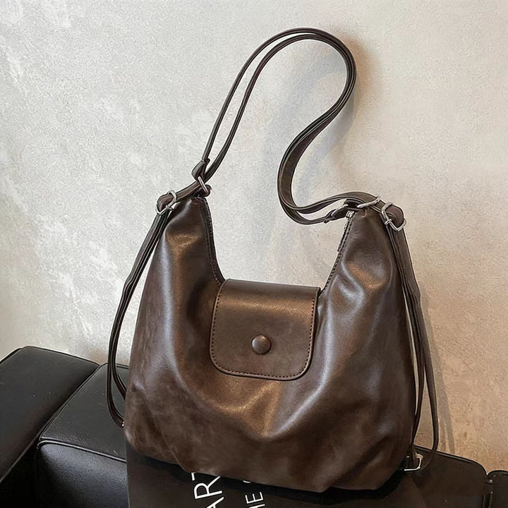 Modern shoulder bag with practical flap closure Bowlift